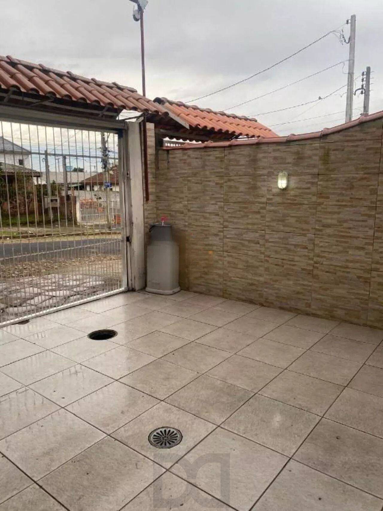 Casa com Duas Residências e Pátio Amplo no Bairro Tranquilo — foto 2