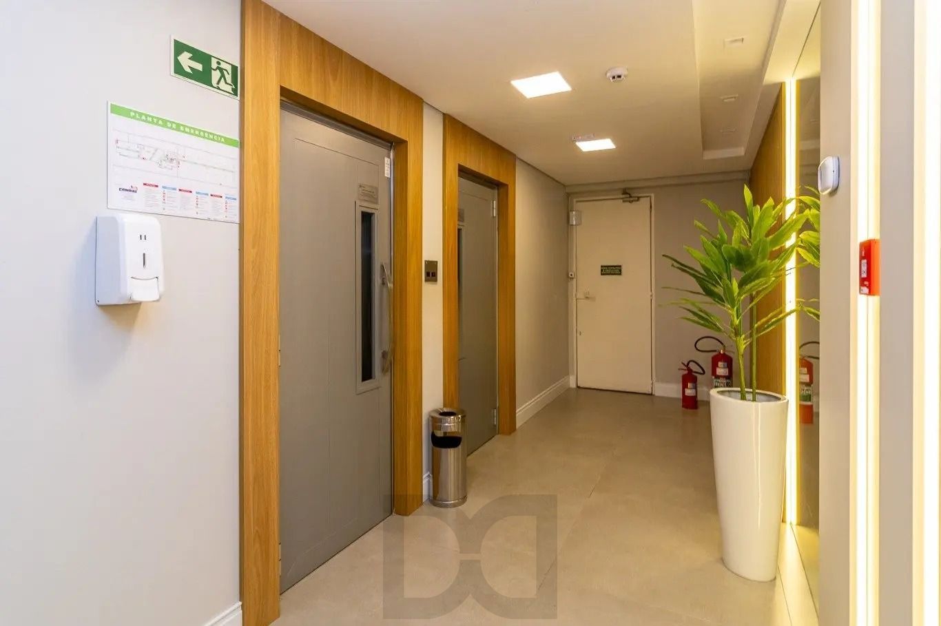 Sala a com 40m² privativos vaga e elevador, na Rua Barão do Gravataí, Menino Deus - Porto Alegre. — foto 13