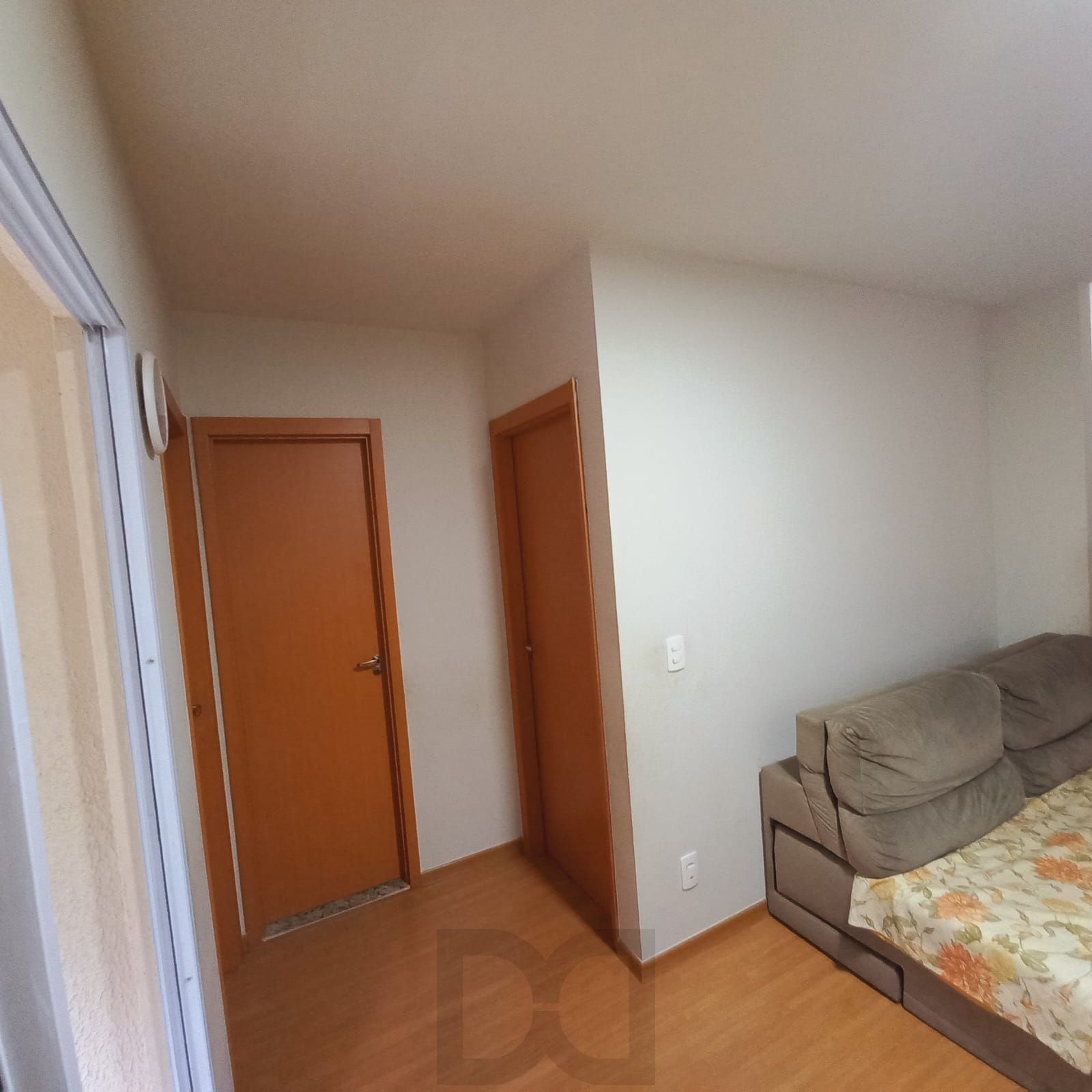 Apartamento 2 Dormitórios, sacada com churrasquieira, 1 vaga  Portaria 24h — foto 4