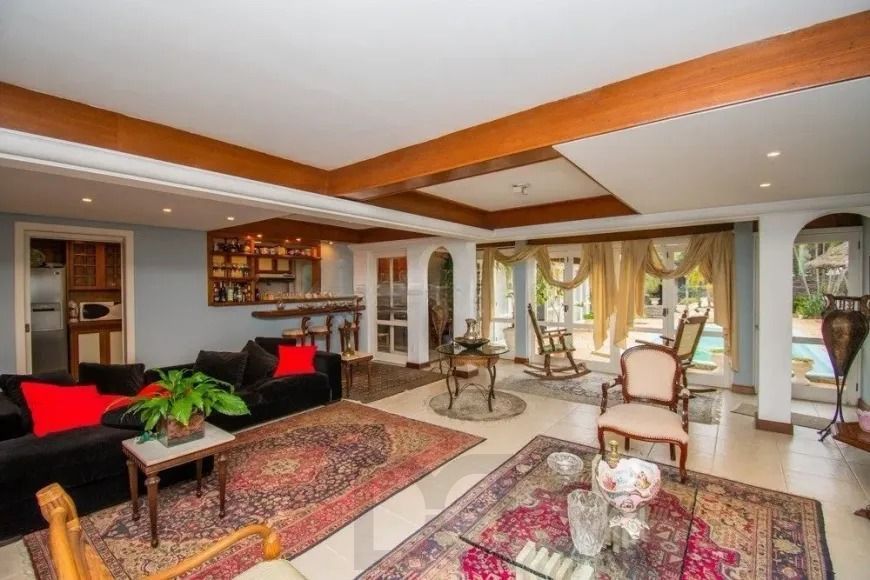 Casa com 3 dormitórios, suíte e amplo pátio com piscina e churrasqueira. — foto 12