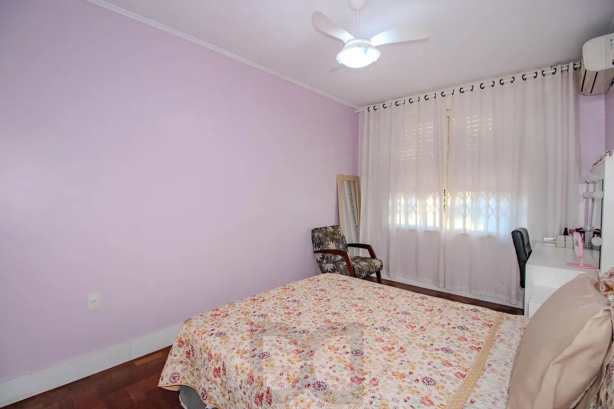 Casa Reformada com 5 Dormitórios e Amplo Pátio — foto 23