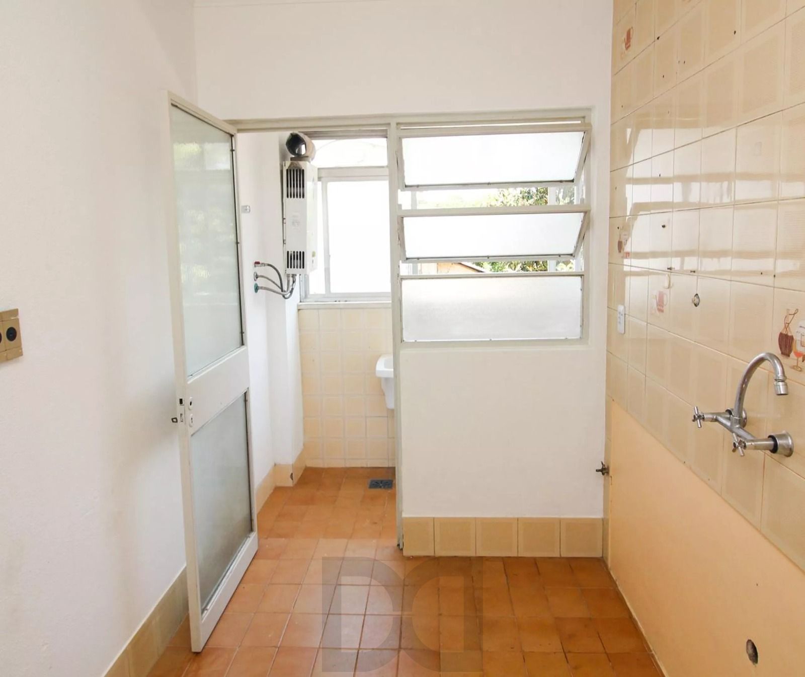Apartamento com 2 dormitórios, banheiro auxiliar e 2 vagas cobertas. — foto 9