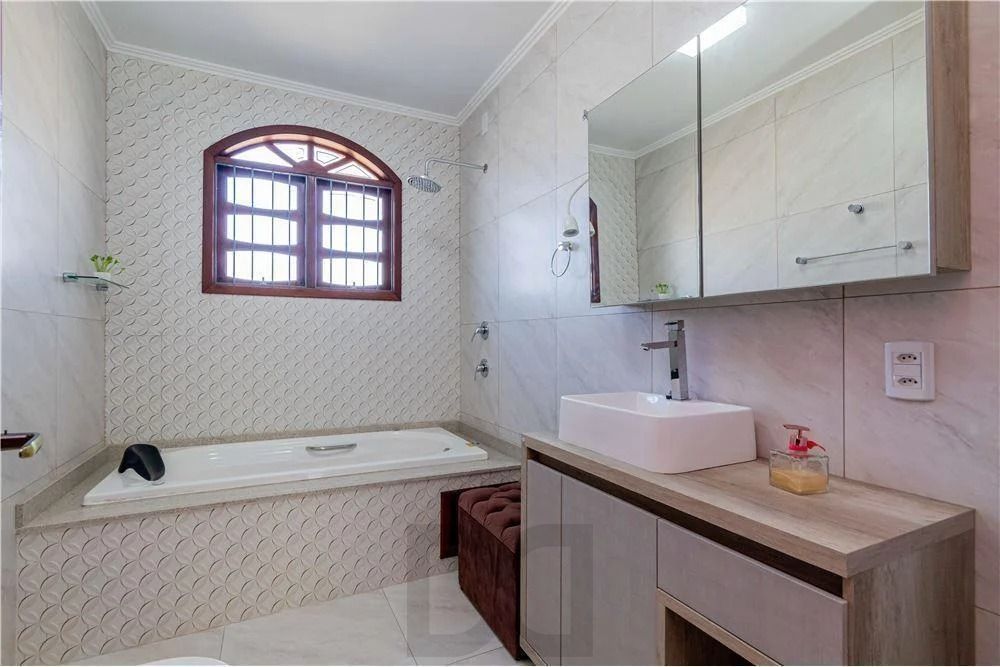Ampla casa com 3 Dormitórios 293m² e Pátio amplo Próximo a Adda Mascarenhas — foto 25