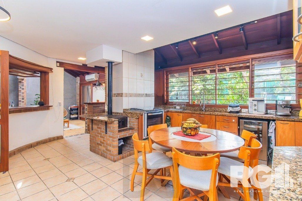 Casa espaçosa com 3 dormitórios, pátio com piscina e 4 vagas — foto 4