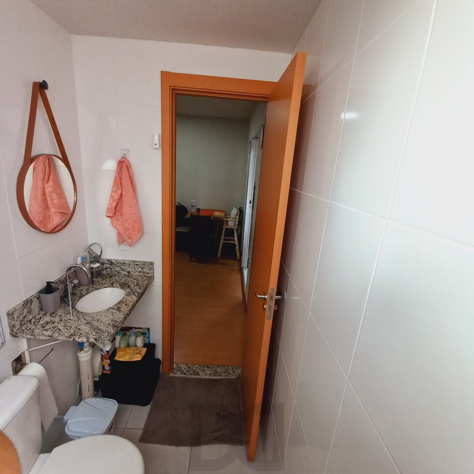 Apartamento 2 Dormitórios, sacada com churrasquieira, 1 vaga  Portaria 24h — foto 13