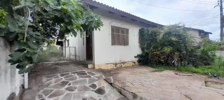 Casa térrea com 2 dormitórios, amplo pátio e 3 vagas. — foto 1