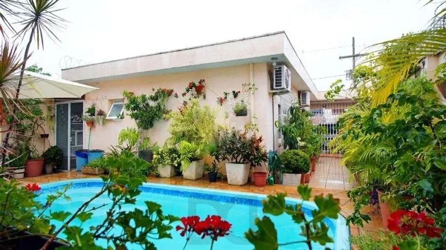 Casa térrea, 160 m² privativos, patio com piscina, no Bairro São Sebastião. — foto 2