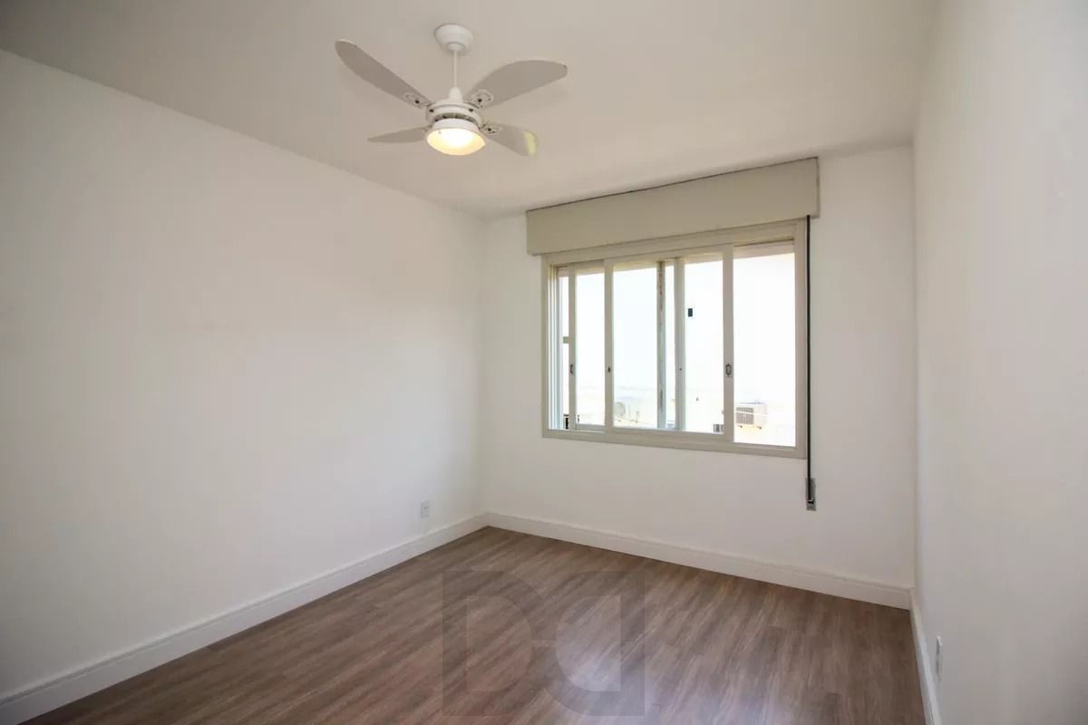 Apartamento com 2 dormitórios, banheiro auxiliar e 2 vagas cobertas. — foto 3