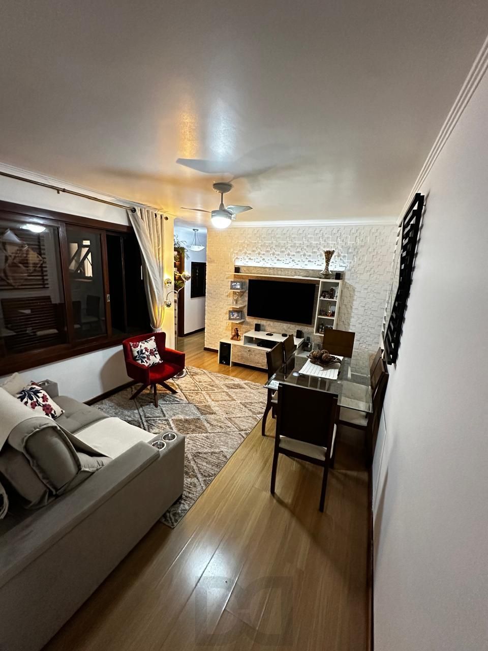Apartamento 2 Dormitórios com Sacada e Vaga Coberta — foto 1