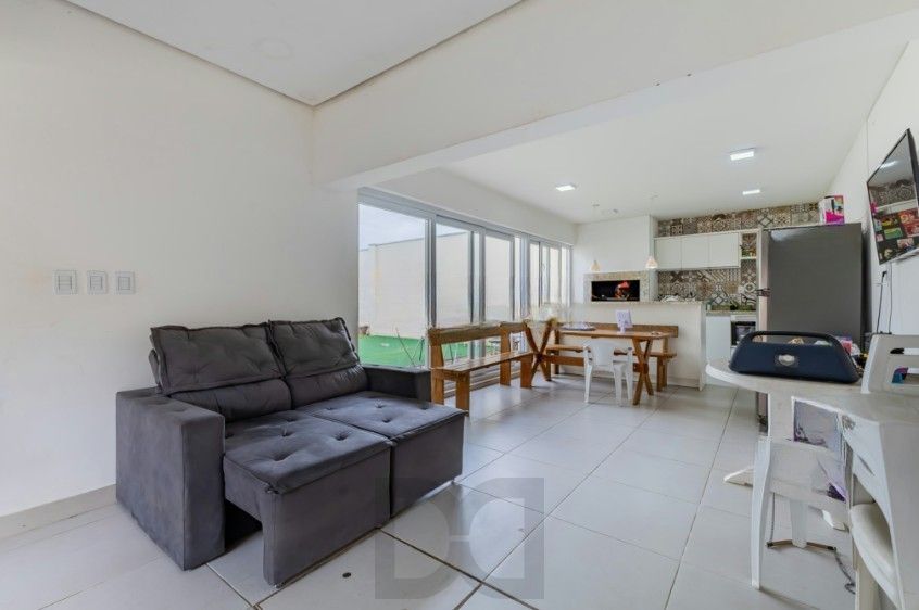 Casa com pátio e churrasqueira em frente à praça – Jardim Sabará — foto 5