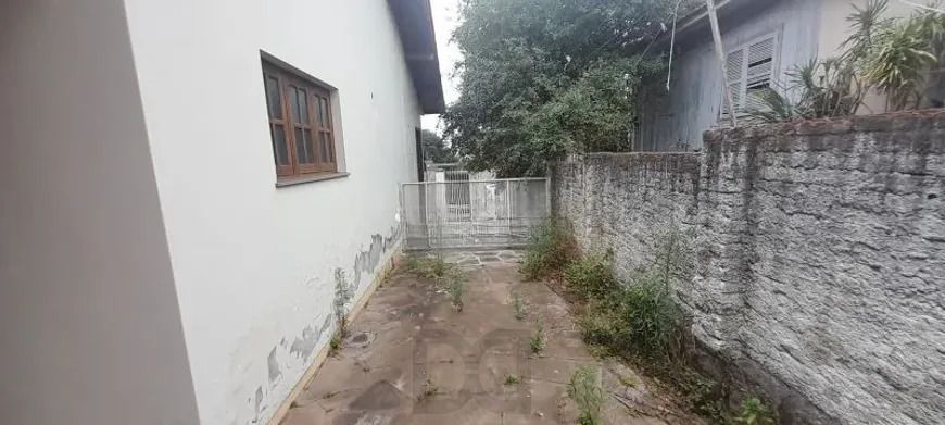 Casa térrea com 2 dormitórios, amplo pátio e 3 vagas. — foto 3