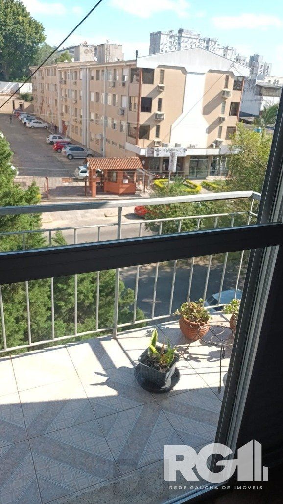 Apartamento com sacada 2 dorm na Avenida Engenheiro Francisco Rodolfo Simch - Sarandi — foto 2