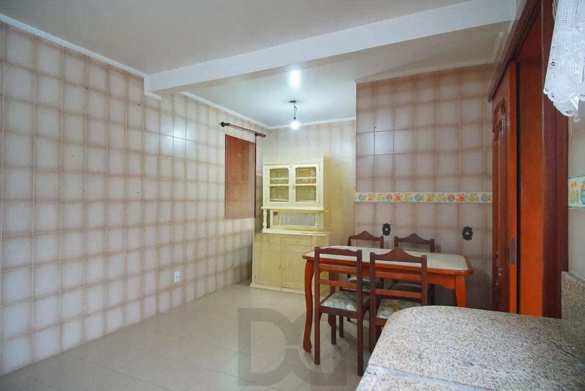 Casa com 4 Dormitórios e Amplo Pátio no Passo D’Areia — foto 11