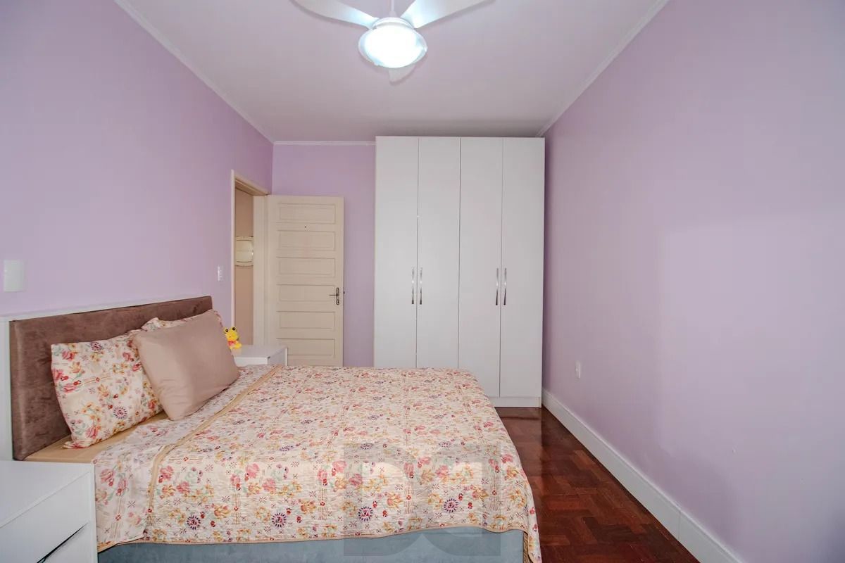 Casa Reformada com 5 Dormitórios e Amplo Pátio — foto 21