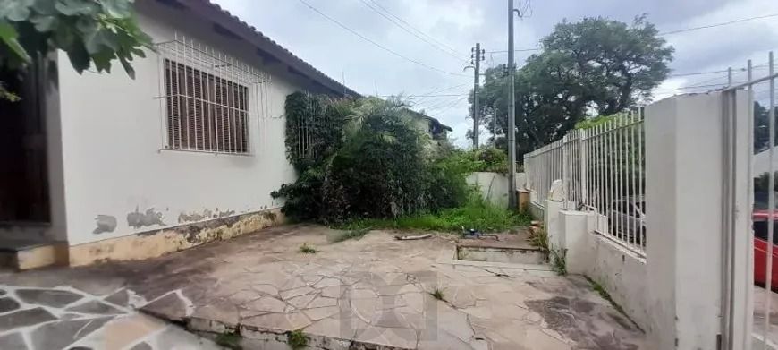 Casa térrea com 2 dormitórios, amplo pátio e 3 vagas. — foto 2
