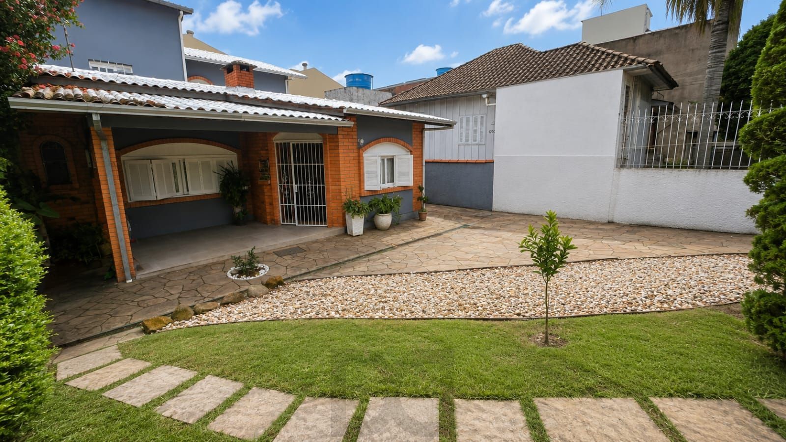 Casa com 3 dormitórios, amplo pátio e lareira — foto 2