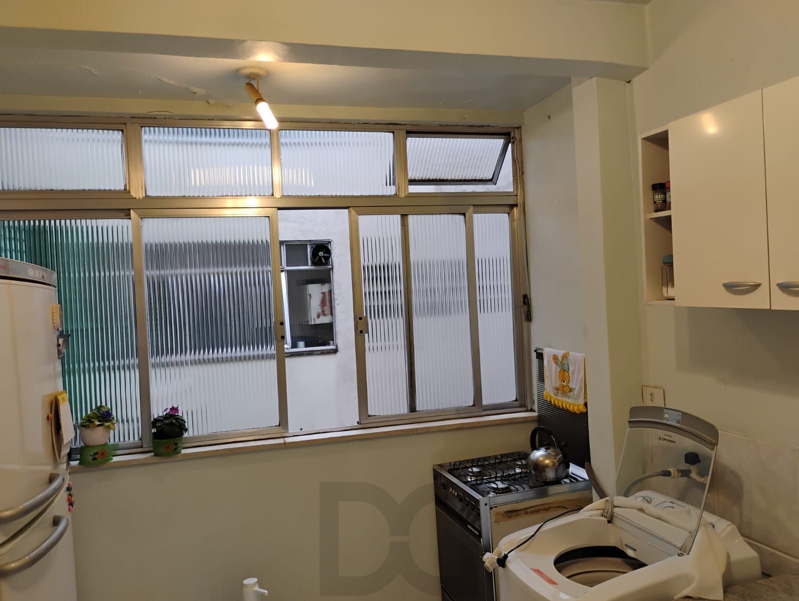 Apartamento 2 dormitórios, 67m², amplo e bem localizado na Av. Assis Brasil — foto 2