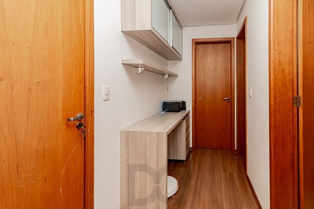 Apartamento com 3 dormitórios (sendo 1 suíte), 2 banheiros, lareira, churrasqueira e 2 vagas de garagem. — foto 9