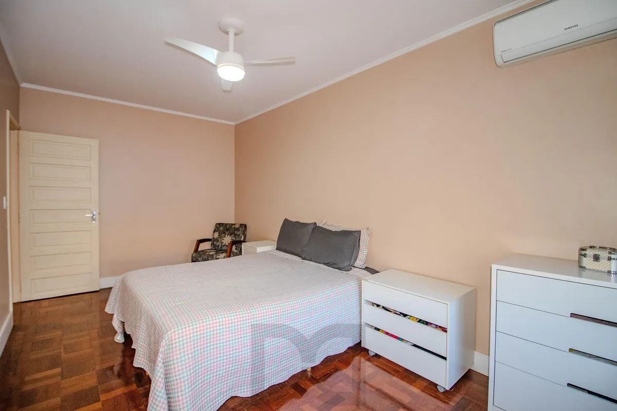 Casa Reformada com 5 Dormitórios e Amplo Pátio — foto 16