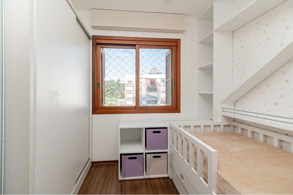 Apartamento com 3 dormitórios (sendo 1 suíte), 2 banheiros, lareira, churrasqueira e 2 vagas de garagem. — foto 14