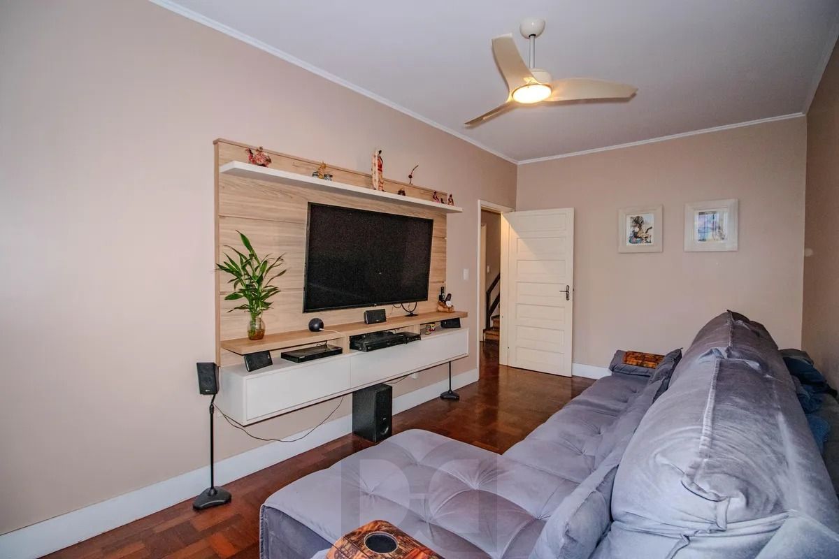 Casa Reformada com 5 Dormitórios e Amplo Pátio — foto 11