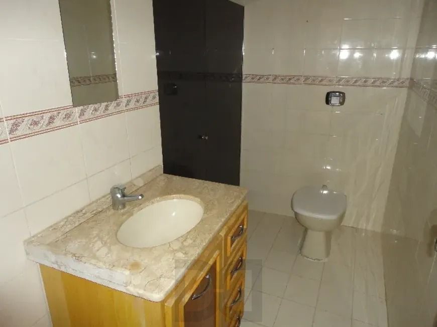 Casa com três dormitórios, suíte, piscina e 3 vagas. — foto 8