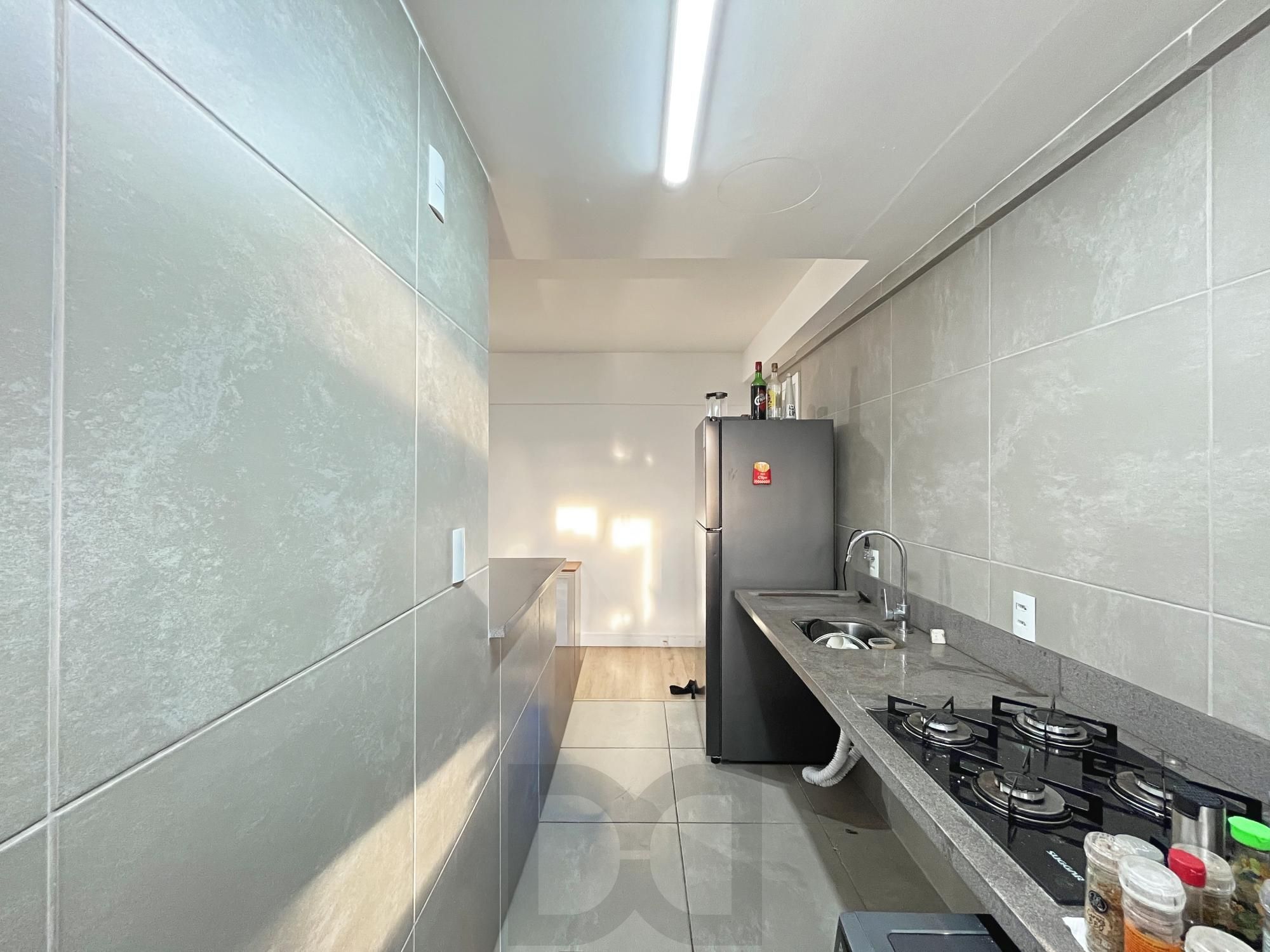Apartamento de 2 dormitórios, sacada e churrasqueira e vaga coberta. — foto 7