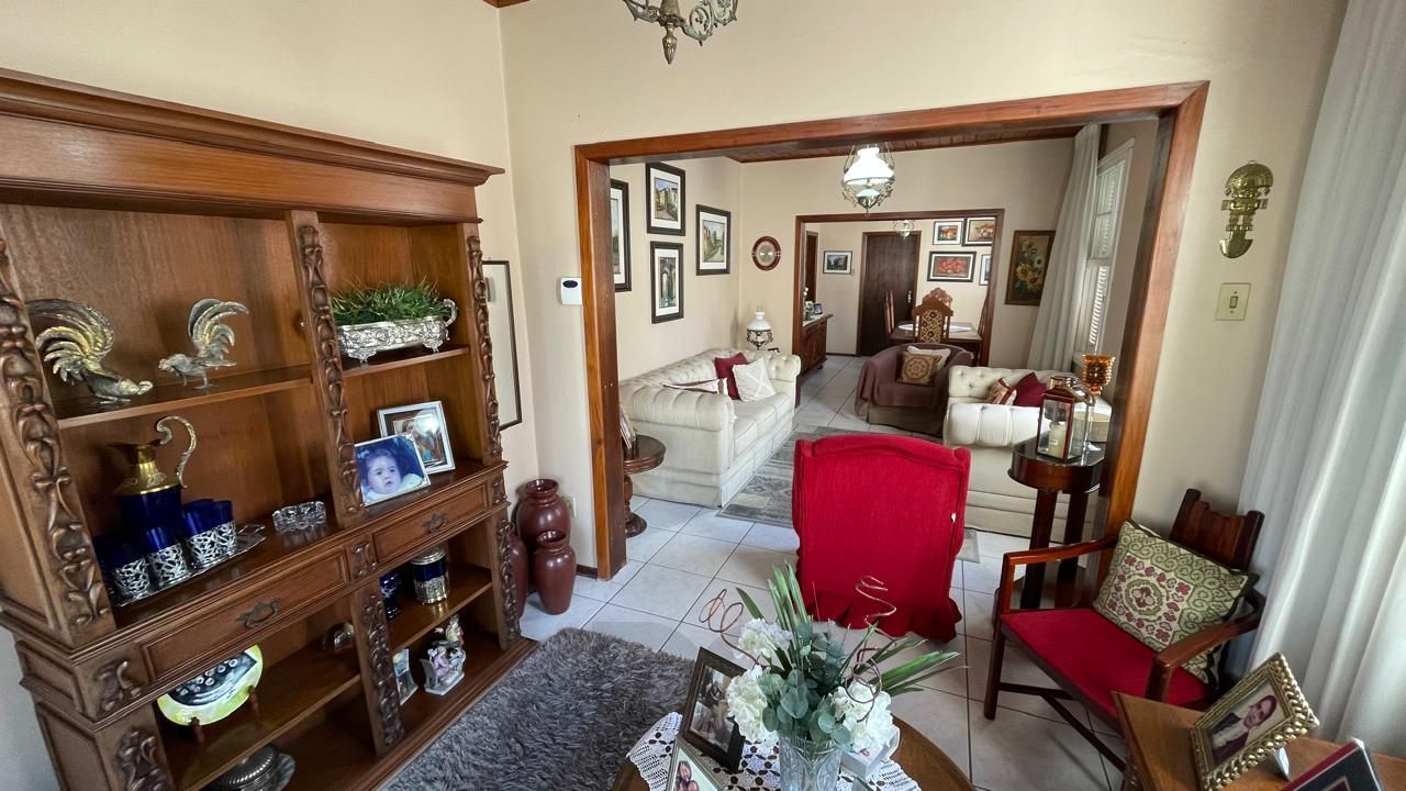 Casa com pátio com 3 dormitórios, 2 banheiros e 4 vagas. — foto 2