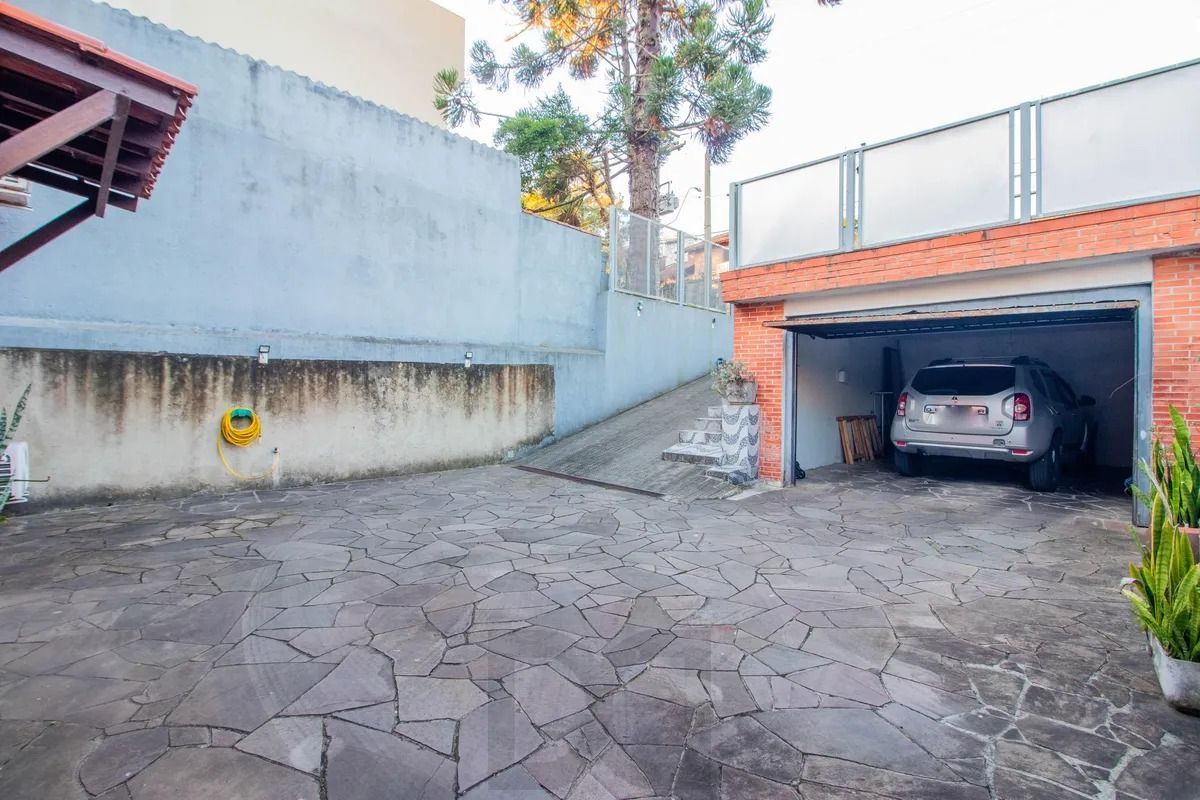 Casa Reformada com 5 Dormitórios e Amplo Pátio — foto 34