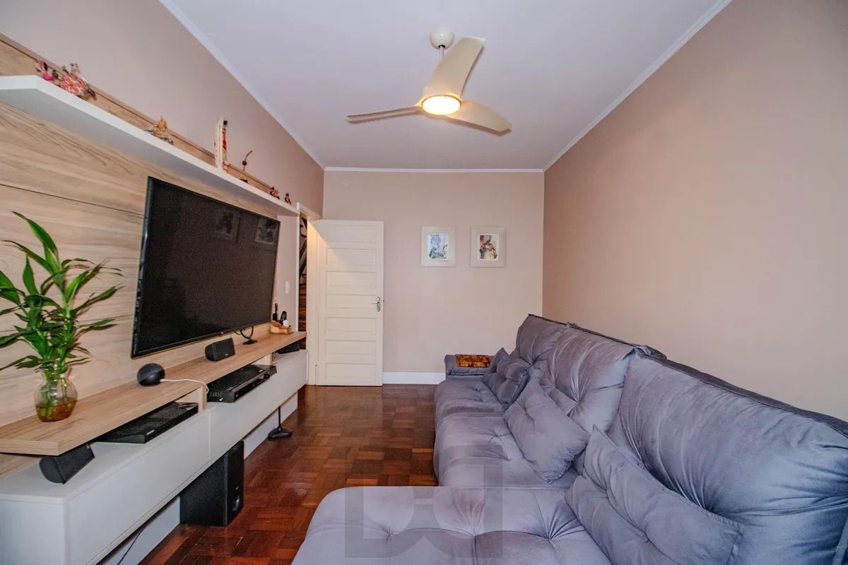 Casa Reformada com 5 Dormitórios e Amplo Pátio — foto 12