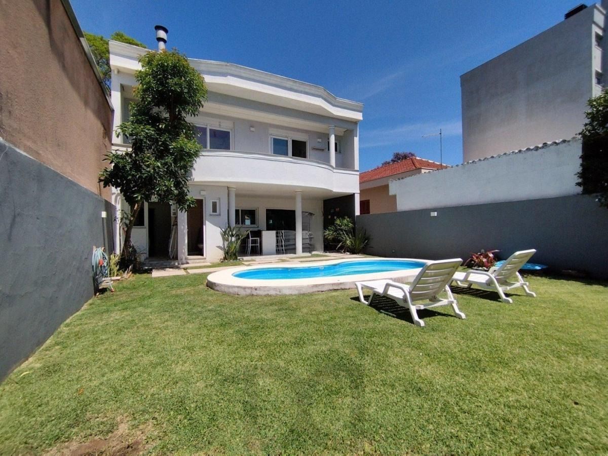 Casa/ sobrado com mobilia de qualidade, 3 suítes, piscina e 4 vagas de garagem — foto 1