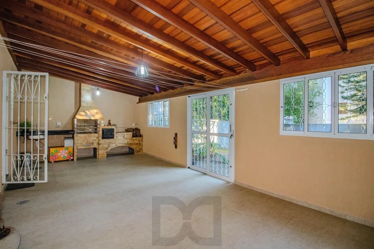 Casa Reformada com 5 Dormitórios e Amplo Pátio — foto 29