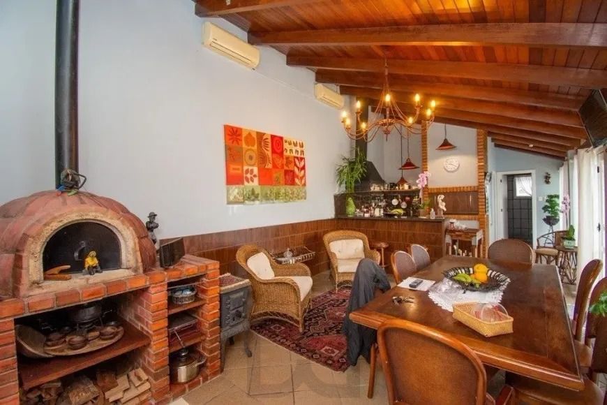 Casa com 3 dormitórios, suíte e amplo pátio com piscina e churrasqueira. — foto 8