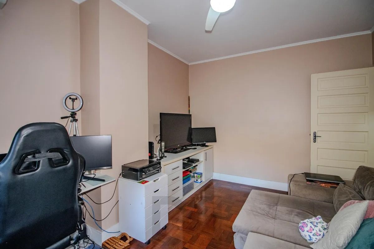 Casa Reformada com 5 Dormitórios e Amplo Pátio — foto 26