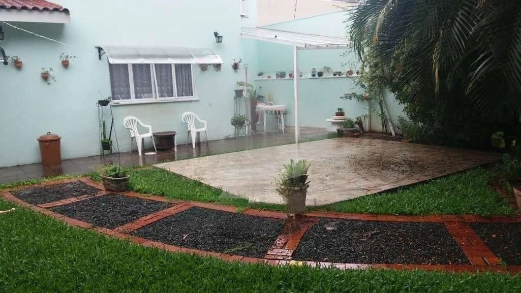 Casa com 3 dormitórios, suíte, churrasqueira e amplo pátio. — foto 1