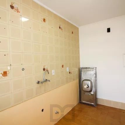 Apartamento com 2 dormitórios, banheiro auxiliar e 2 vagas cobertas. — foto 7