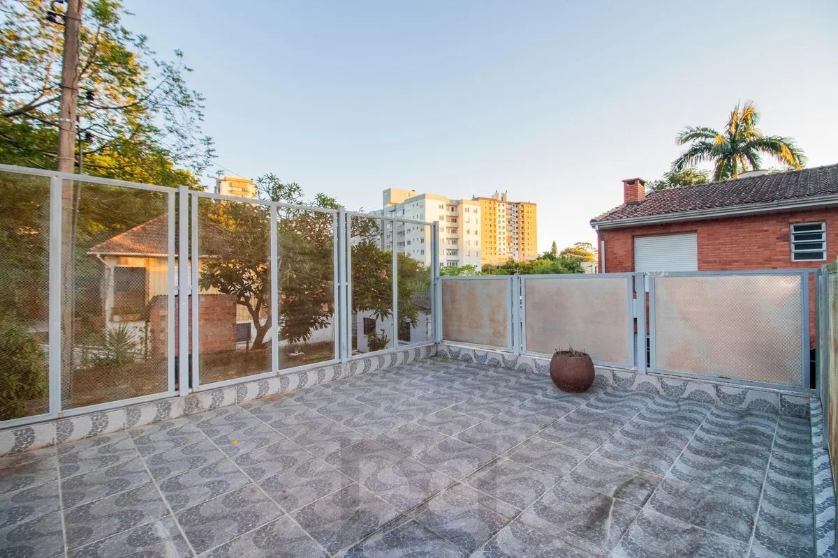 Casa Reformada com 5 Dormitórios e Amplo Pátio — foto 35