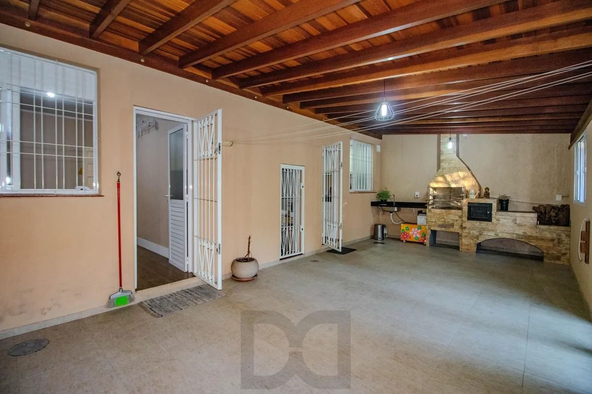 Casa Reformada com 5 Dormitórios e Amplo Pátio — foto 30