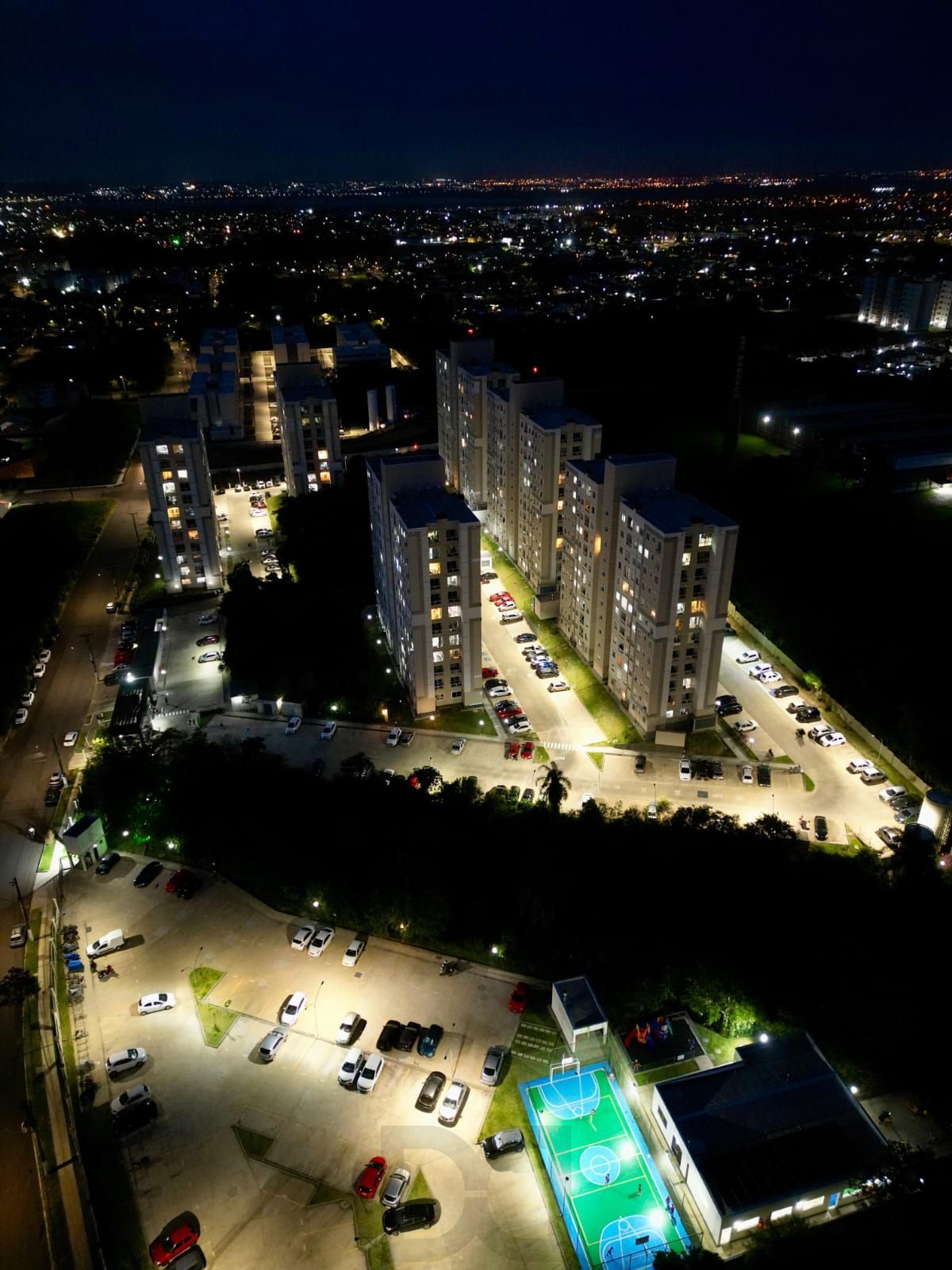 Apartamento 2 Dormitórios, sacada com churrasquieira, 1 vaga  Portaria 24h — foto 8