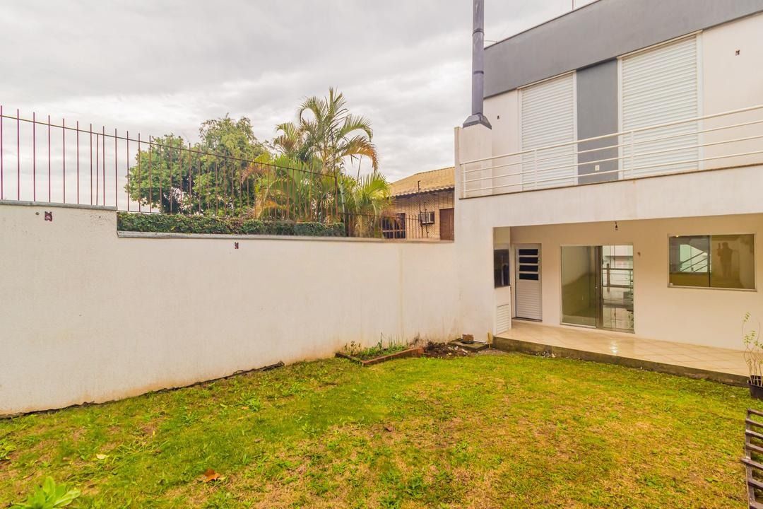 Casa com 3 dormitórios, suíte, lavabo e amplo pátio. — foto 1
