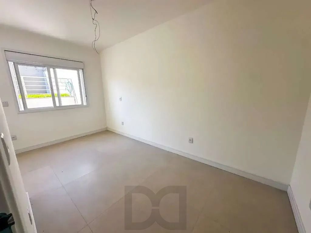 Casa com 3 dormitórios, suíte, churrasqueira, lareira e 2 vagas de garagem. — foto 26
