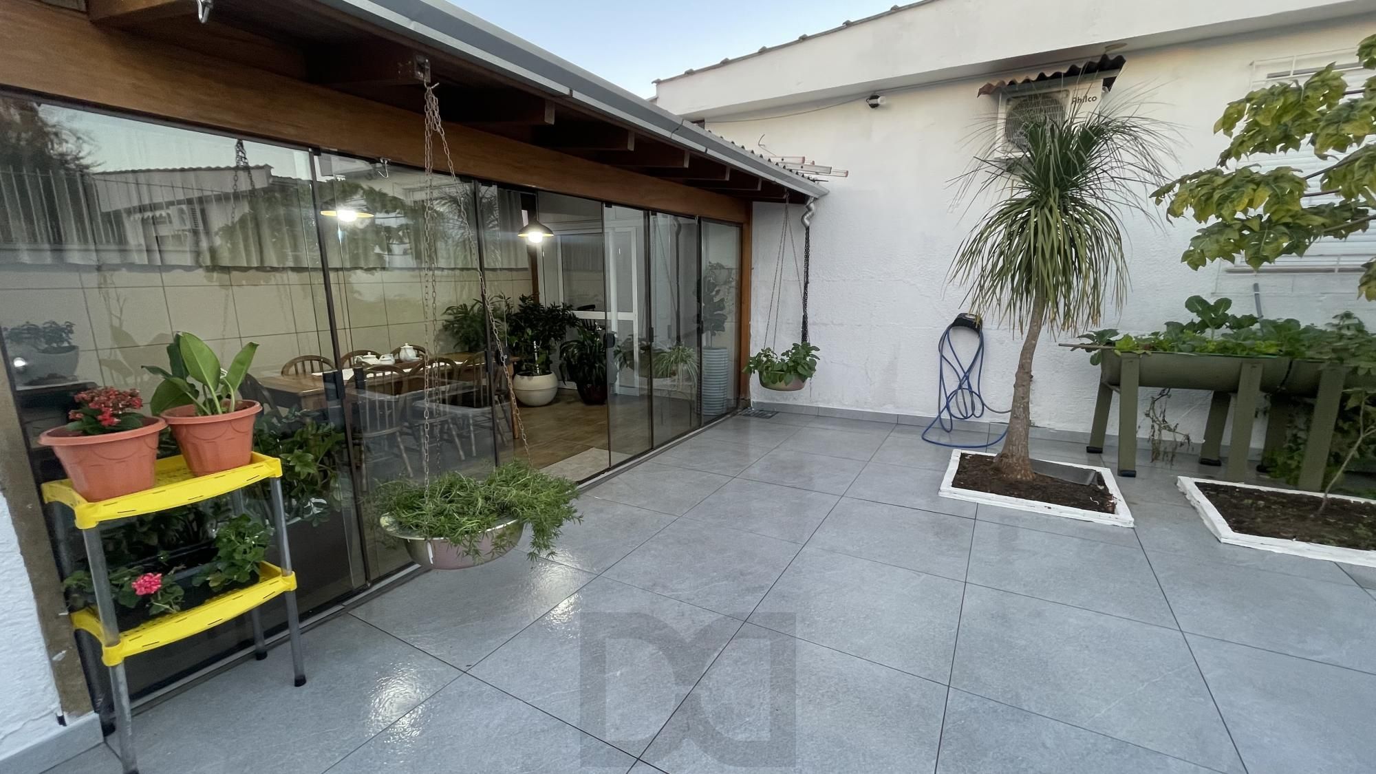Casa com 3 dormitórios, suíte, churrasqueira, espaço gourmet e amplo pátio. — foto 2