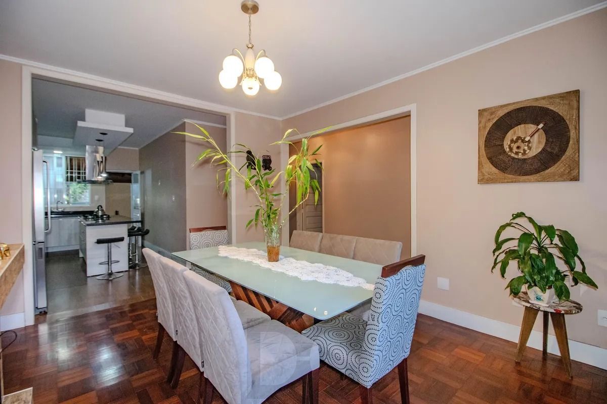 Casa Reformada com 5 Dormitórios e Amplo Pátio — foto 3