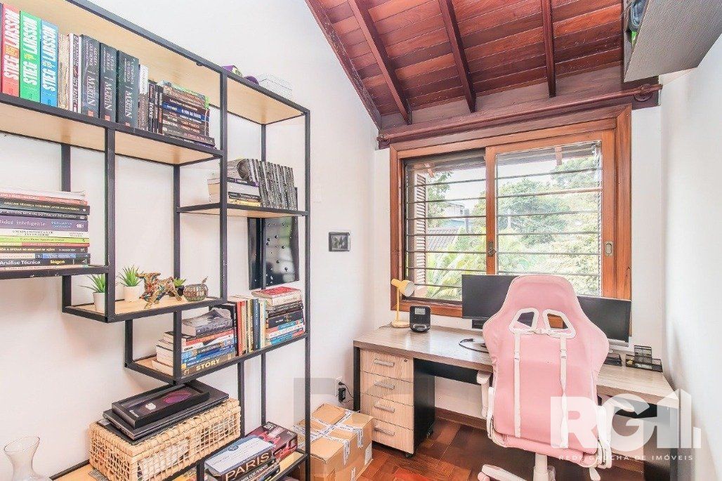Casa espaçosa com 3 dormitórios, pátio com piscina e 4 vagas — foto 18