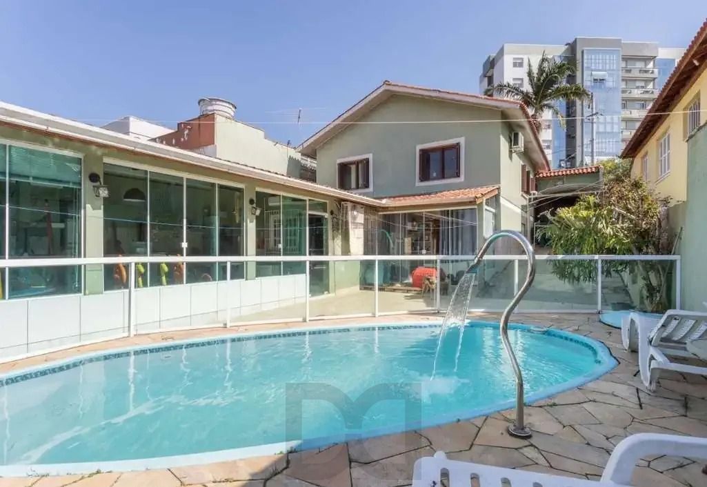 Casa térrea 100% mobiliada com 3 dormitórios, suíte, piscina e 3 vagas. — foto 1