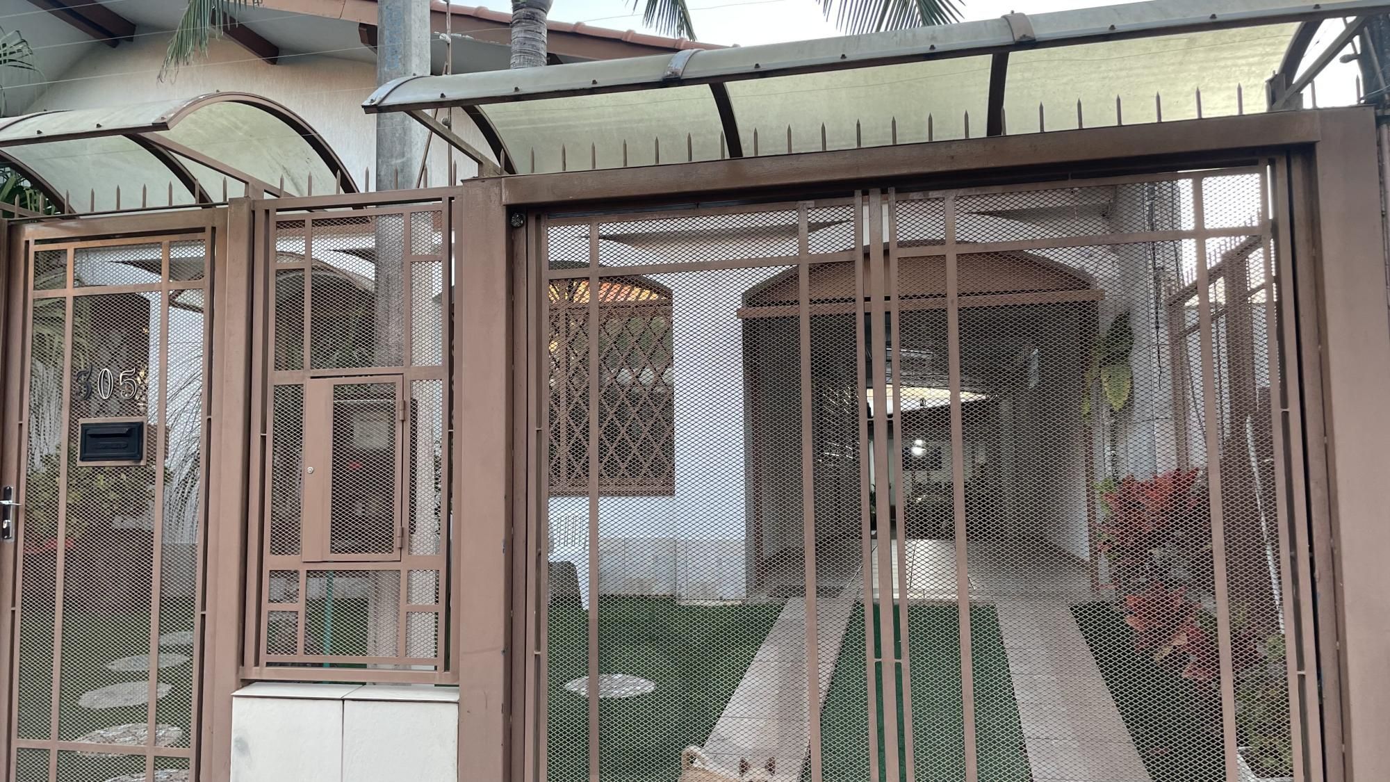 Casa com 3 dormitórios, suíte, churrasqueira, espaço gourmet e amplo pátio. — foto 1