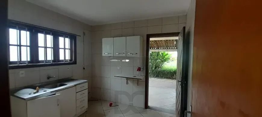 Casa térrea com 2 dormitórios, amplo pátio e 3 vagas. — foto 4