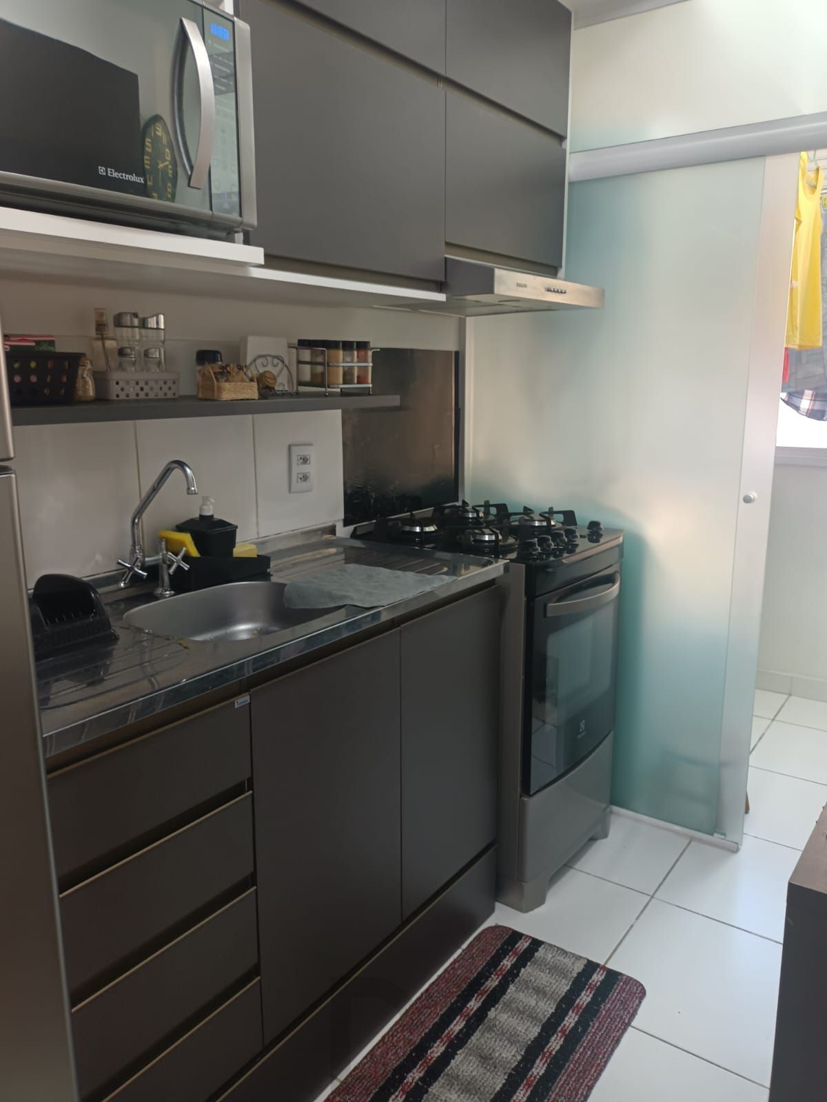 Apartamento de 3 dormitórios com living estendido, semi mobiliado, suíte e churrasqueira. — foto 7