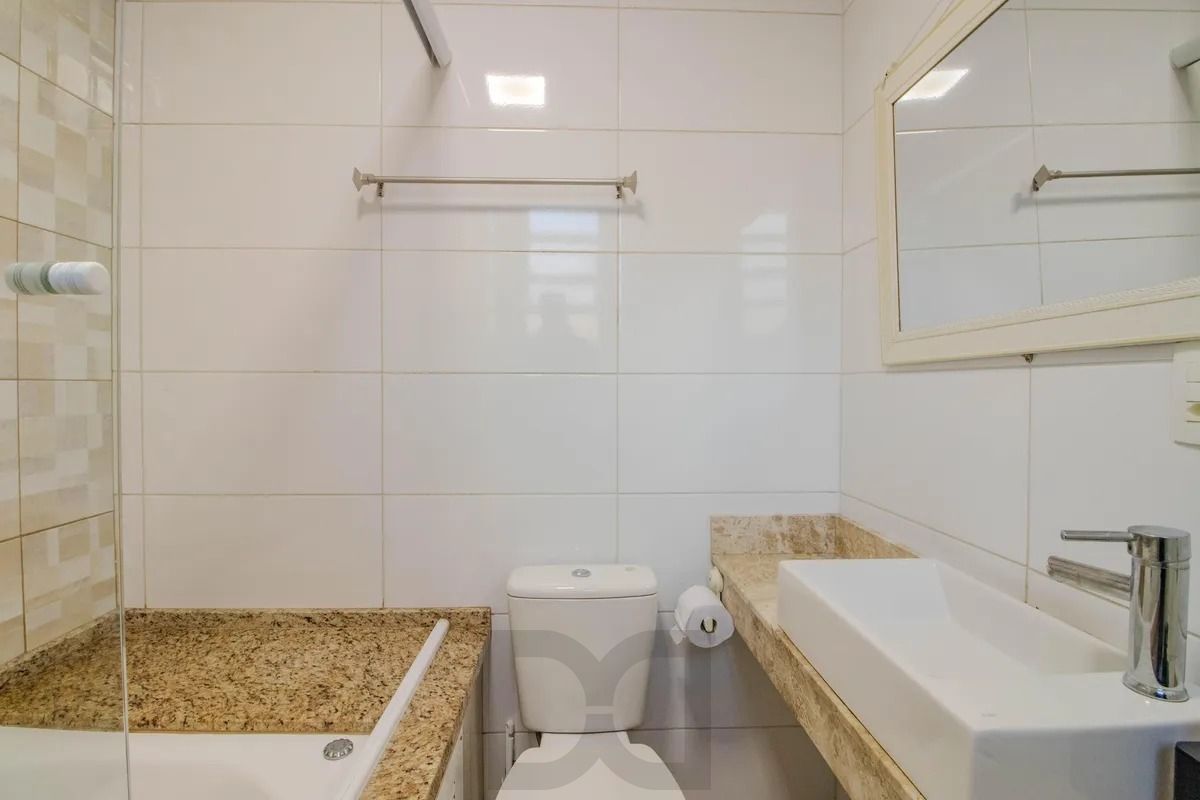 Casa Reformada com 5 Dormitórios e Amplo Pátio — foto 18