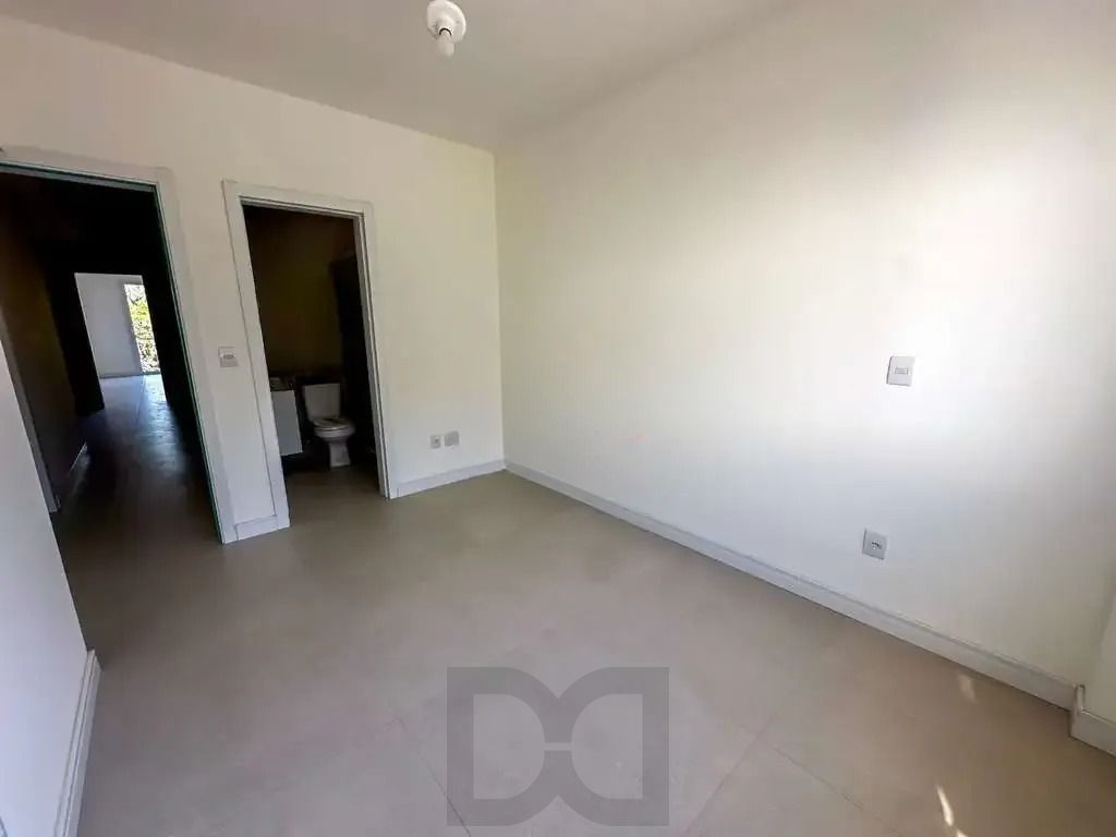 Casa com 3 dormitórios, suíte, churrasqueira, lareira e 2 vagas de garagem. — foto 24
